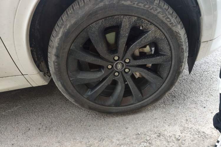 Used Land Rover Discovery Sport 2020 249 PS R-Dynamic Performance Edition Right Front Wheel Hub