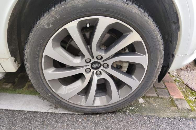 Used Land Rover Discovery Sport 2020 249 PS R-Dynamic Performance Edition Right Front Wheel Hub