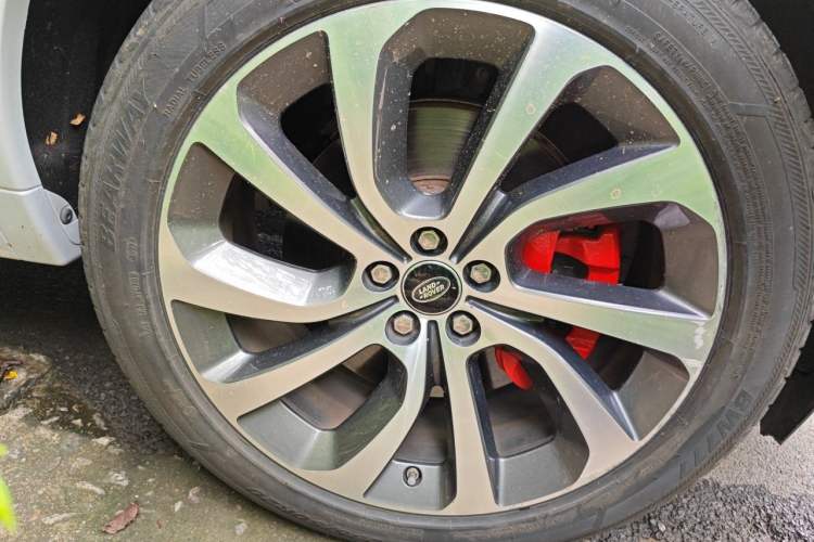 Used Land Rover Discovery Sport 2020 249 PS R-Dynamic Performance Tech Edition 5 Seats Right Front Wheel Hub
