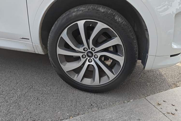 Used Land Rover Discovery Sport 2020 249 PS R-Dynamic Performance Edition Right Front Wheel Hub