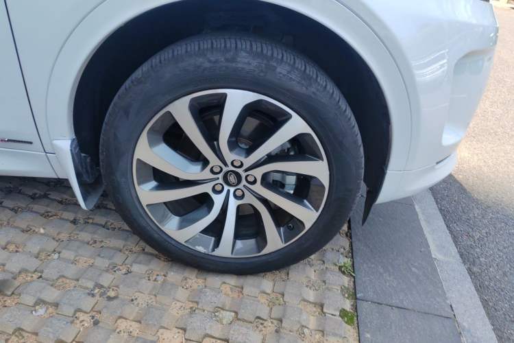 Used Land Rover Discovery Sport 2020 249 PS R-Dynamic Performance Edition Right Front Wheel Hub