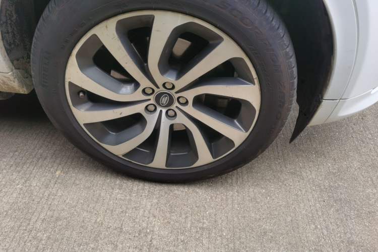 Used Land Rover Discovery Sport 2020 249 PS R-Dynamic Performance Edition Right Front Wheel Hub