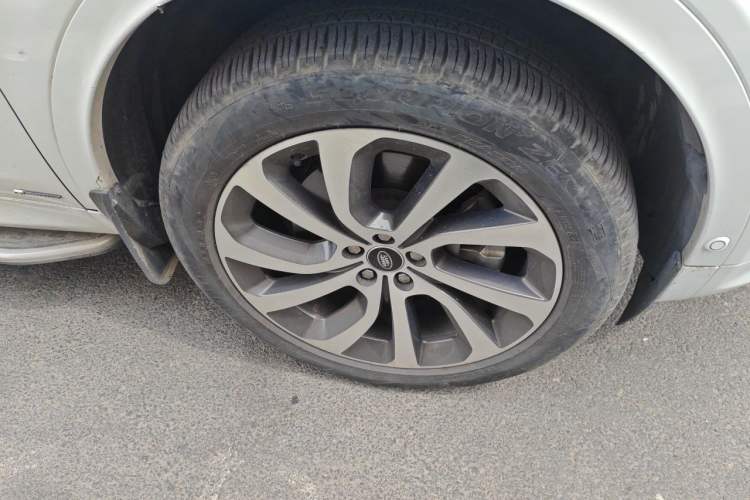 Used Land Rover Discovery Sport 2020 249 PS R-Dynamic Performance Tech Edition 7 Seats Right Front Wheel Hub