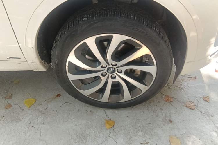 Used Land Rover Discovery Sport 2020 249 PS R-Dynamic Performance Edition Right Front Wheel Hub