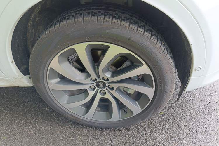 Used Land Rover Discovery Sport 2020 249 PS R-Dynamic Performance Tech Edition 5 Seats Right Front Wheel Hub