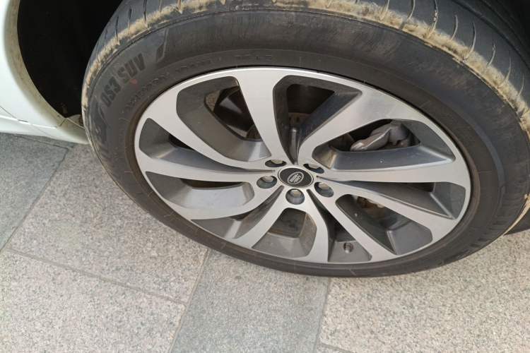 Used Land Rover Discovery Sport 2020 249 PS R-Dynamic Performance Tech Edition 7 Seats Right Front Wheel Hub
