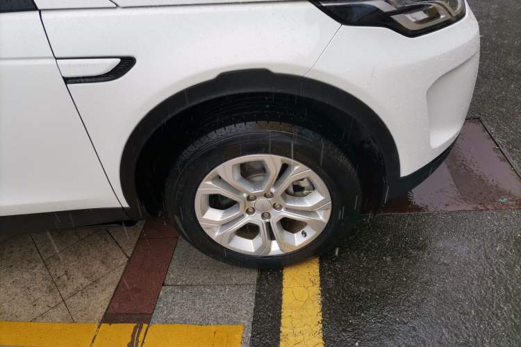 Used Land Rover Discovery Sport 2020 200 PS Family Edition Right Front Wheel Hub