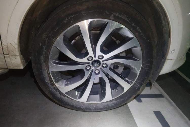 Used Land Rover Discovery Sport 2020 249 PS R-Dynamic Luxury Custom Edition Right Front Wheel Hub
