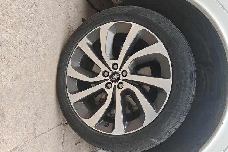 Used Land Rover Discovery Sport 2020 249 PS R-Dynamic Performance Edition Right Front Wheel Hub