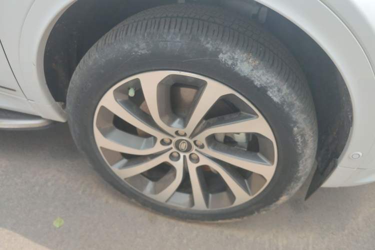Used Land Rover Discovery Sport 2020 249 PS R-Dynamic Performance Tech Edition 7 Seats Right Front Wheel Hub