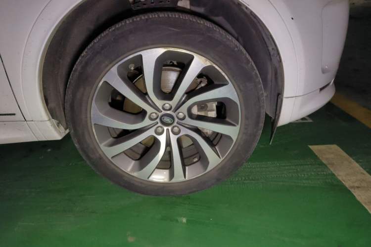 Used Land Rover Discovery Sport 2020 249 PS R-Dynamic Performance Edition Right Front Wheel Hub
