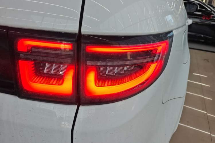 Used Land Rover Discovery Sport 2020 249 PS R-Dynamic Performance Tech Edition 7 Seats Right Rear Taillight
