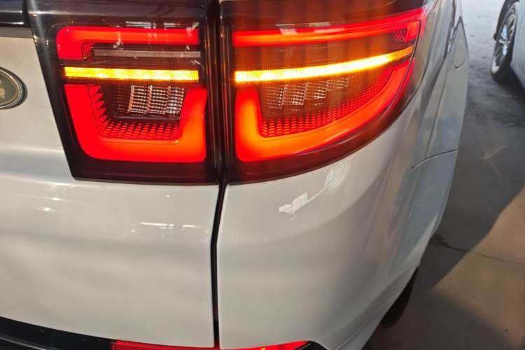 Used Land Rover Discovery Sport 2020 249 PS R-Dynamic Performance Tech Edition 7 Seats Right Rear Taillight
