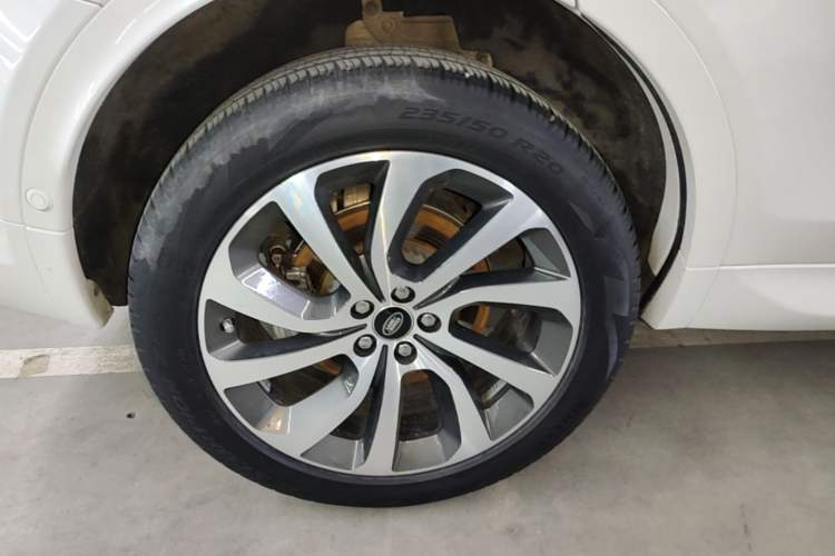 Used Land Rover Discovery Sport 2020 249 PS R-Dynamic Performance Tech Edition 7 Seats Right Rear Wheel Hub