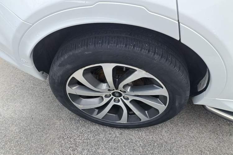 Used Land Rover Discovery Sport 2020 249 PS R-Dynamic Performance Tech Edition 5 Seats Right Rear Wheel Hub