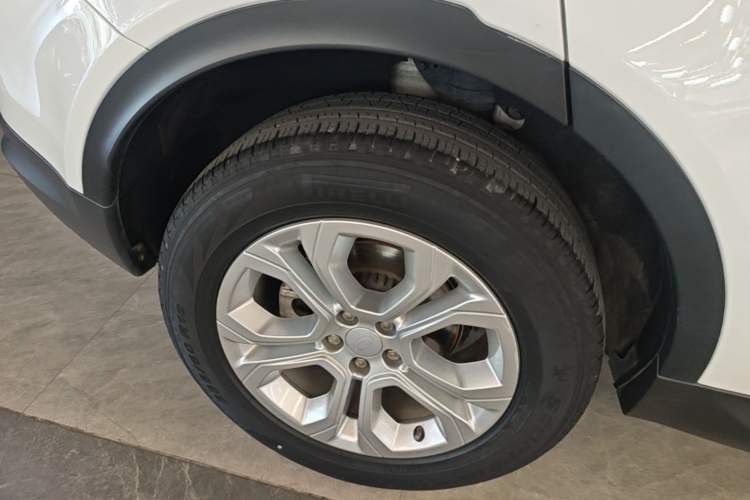 Used Land Rover Discovery Sport 2020 200 PS Family Edition Right Rear Wheel Hub