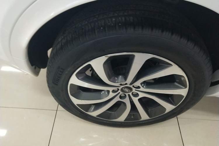 Used Land Rover Discovery Sport 2020 249 PS R-Dynamic Performance Edition Right Rear Wheel Hub