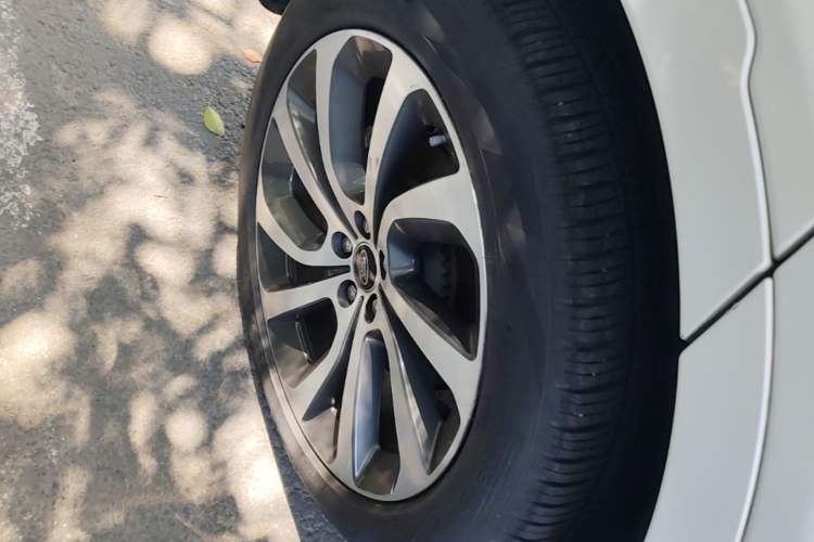 Used Land Rover Discovery Sport 2020 249 PS R-Dynamic Performance Tech Edition 7 Seats Right Rear Wheel Hub