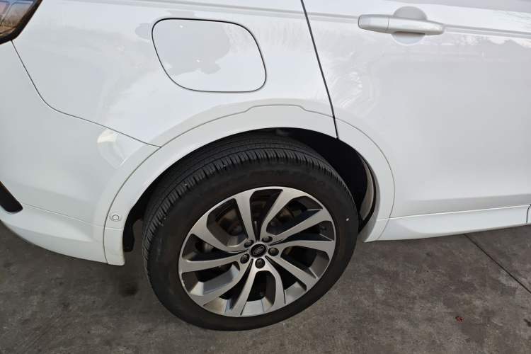 Used Land Rover Discovery Sport 2020 249 PS R-Dynamic Performance Tech Edition 7 Seats Right Rear Wheel Hub