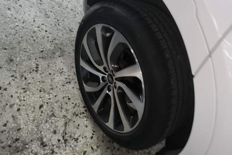 Used Land Rover Discovery Sport 2020 249 PS R-Dynamic Performance Edition Right Rear Wheel Hub