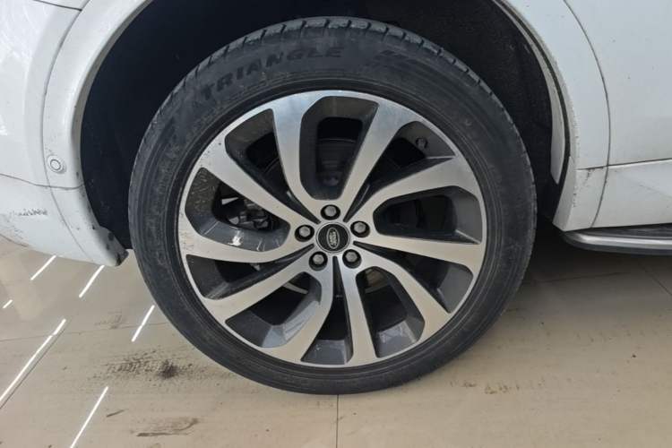 Used Land Rover Discovery Sport 2020 249 PS R-Dynamic Performance Tech Edition 7 Seats Right Rear Wheel Hub