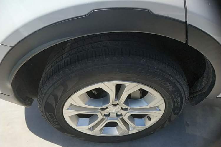 Used Land Rover Discovery Sport 2020 200 PS Family Edition Right Rear Wheel Hub