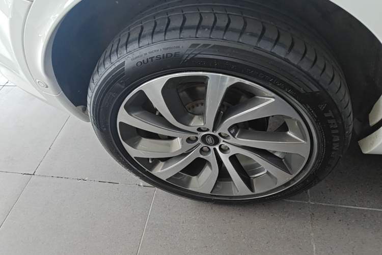 Used Land Rover Discovery Sport 2020 249 PS R-Dynamic Performance Tech Edition 7 Seats Right Rear Wheel Hub