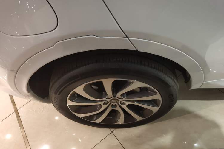 Used Land Rover Discovery Sport 2020 249 PS R-Dynamic Luxury Custom Edition Right Rear Wheel Hub