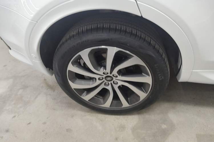 Used Land Rover Discovery Sport 2020 249 PS R-Dynamic Performance Tech Edition 7 Seats Right Rear Wheel Hub