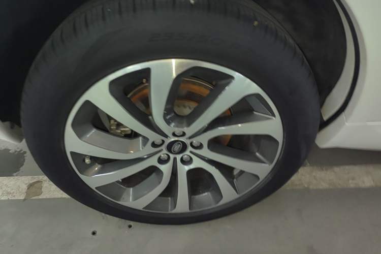 Used Land Rover Discovery Sport 2020 249 PS R-Dynamic Performance Tech Edition 7 Seats Right Rear Wheel Hub