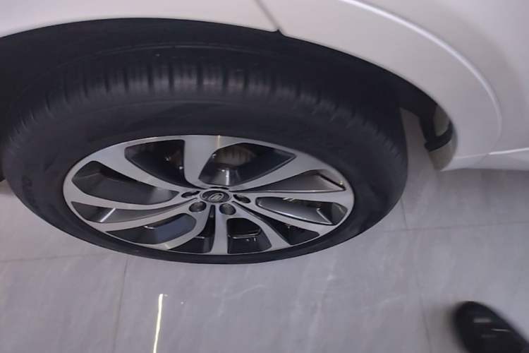 Used Land Rover Discovery Sport 2020 249 PS R-Dynamic Performance Tech Edition 5 Seats Right Rear Wheel Hub