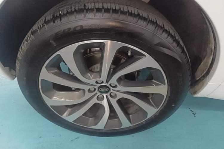 Used Land Rover Discovery Sport 2020 249 PS R-Dynamic Performance Edition Right Rear Wheel Hub