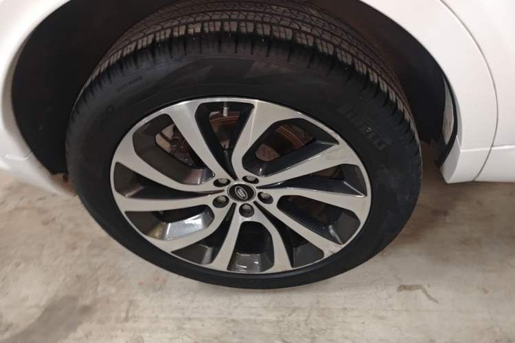 Used Land Rover Discovery Sport 2020 249 PS R-Dynamic Performance Edition Right Rear Wheel Hub