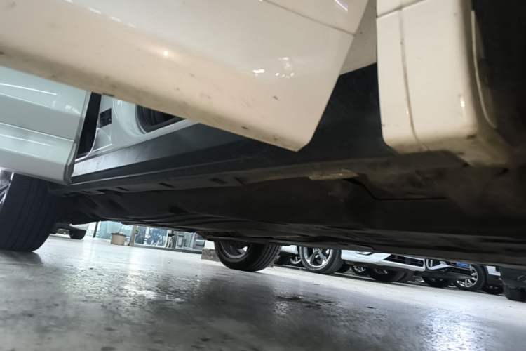 Used Land Rover Discovery Sport 2020 249 PS R-Dynamic Performance Edition Right Side Sill