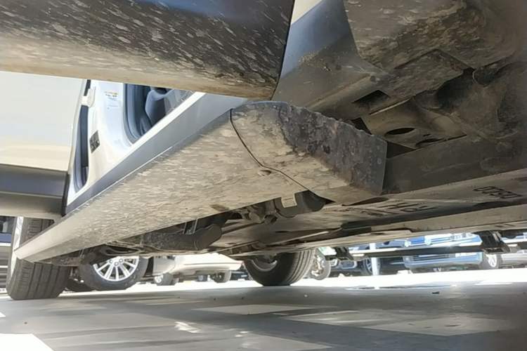 Used Land Rover Discovery Sport 2020 200 PS Family Edition Right Side Sill