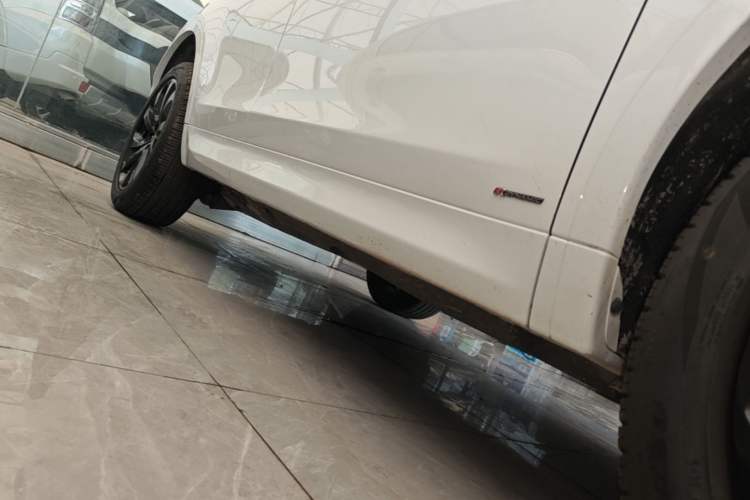 Used Land Rover Discovery Sport 2020 249 PS R-Dynamic Performance Edition Right Side Sill