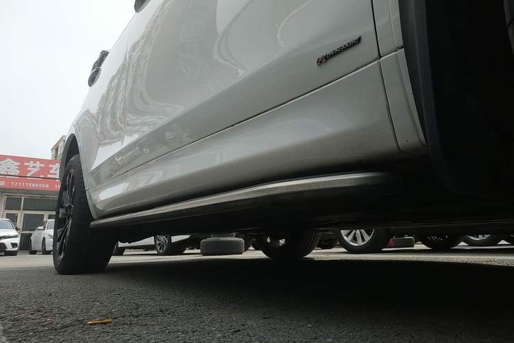 Used Land Rover Discovery Sport 2020 249 PS R-Dynamic Performance Edition Right Side Sill