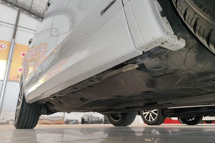 Used Land Rover Discovery Sport 2020 249 PS R-Dynamic Performance Edition Right Side Sill