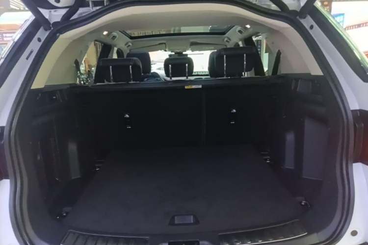 Used Land Rover Discovery Sport 2020 249 PS R-Dynamic Performance Edition Trunk