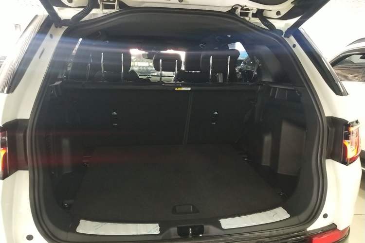 Used Land Rover Discovery Sport 2020 249 PS R-Dynamic Performance Edition Trunk