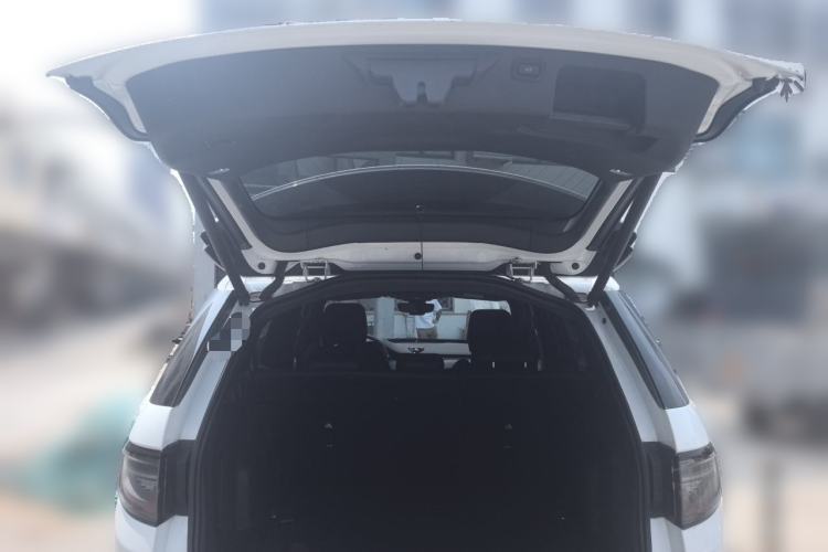 Used Land Rover Discovery Sport 2020 249 PS R-Dynamic Performance Edition Trunk