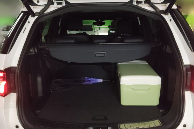 Used Land Rover Discovery Sport 2020 249 PS R-Dynamic Performance Edition Trunk