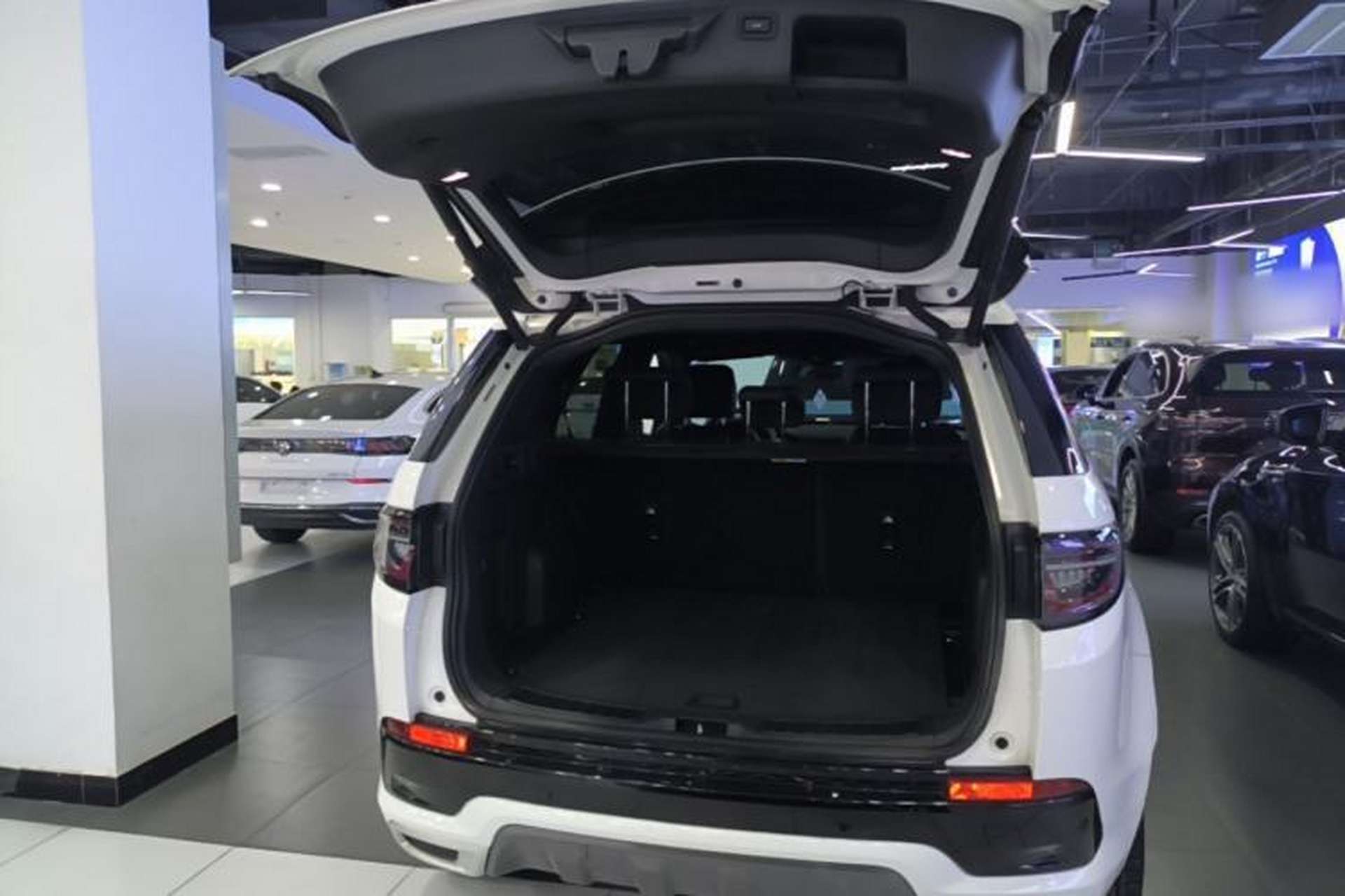 Used Land Rover Discovery Sport 2020 249 PS R-Dynamic Performance Edition Trunk