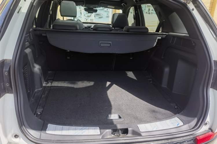 Used Land Rover Discovery Sport 2020 249 PS R-Dynamic Performance Edition Trunk