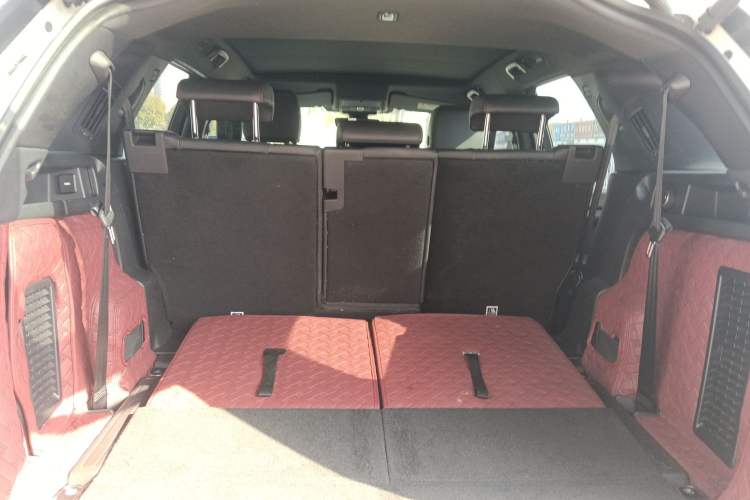 Used Land Rover Discovery Sport 2020 249 PS R-Dynamic Performance Tech Edition 7 Seats Trunk