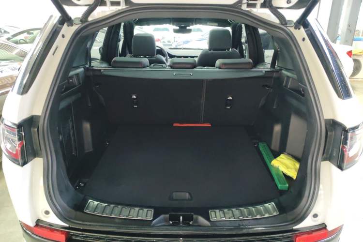 Used Land Rover Discovery Sport 2020 249 PS R-Dynamic Performance Tech Edition 5 Seats Trunk