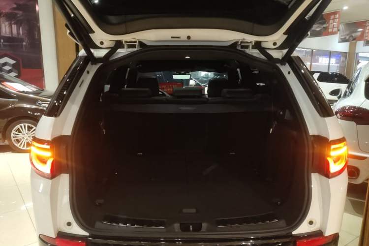 Used Land Rover Discovery Sport 2020 249 PS R-Dynamic Luxury Custom Edition Trunk