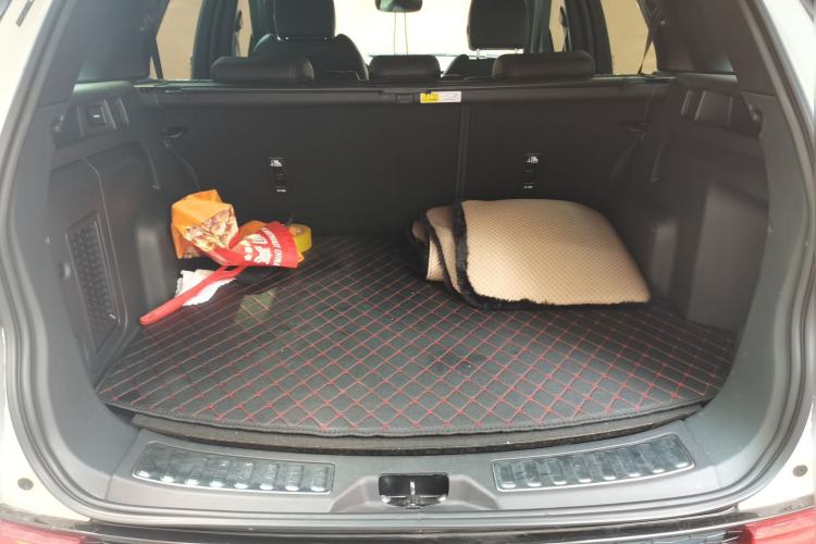 Used Land Rover Discovery Sport 2020 249 PS R-Dynamic Performance Edition Trunk