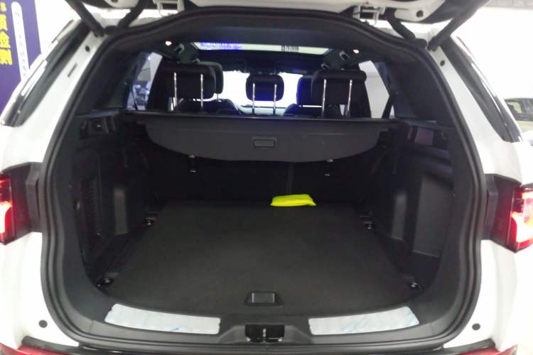 Used Land Rover Discovery Sport 2020 249 PS R-Dynamic Performance Edition Trunk