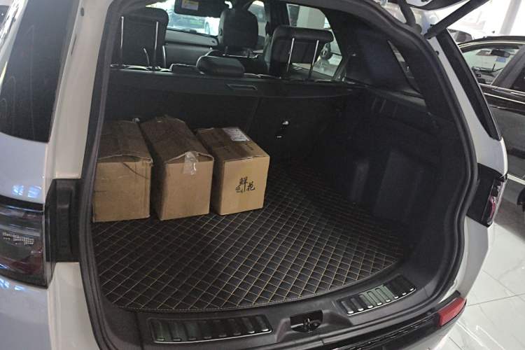 Used Land Rover Discovery Sport 2020 249 PS R-Dynamic Performance Edition Trunk